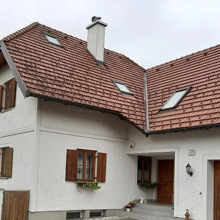 60 M² Ferienapartment Zentrumsnahe Mit Gartenbenutzung Apartmán *