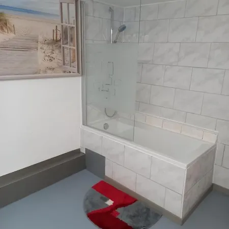 60 M² Ferienapartment Zentrumsnahe Mit Gartenbenutzung Apartmán